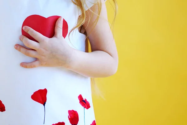 Holčička Přitiskne Hruď Červené Papírové Srdce Zdraví Valentýn Koncept — Stock fotografie