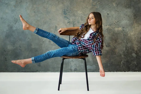 Una Adolescente Jugando Una Silla Sobre Fondo Gris Ensayos Modelo — Foto de Stock