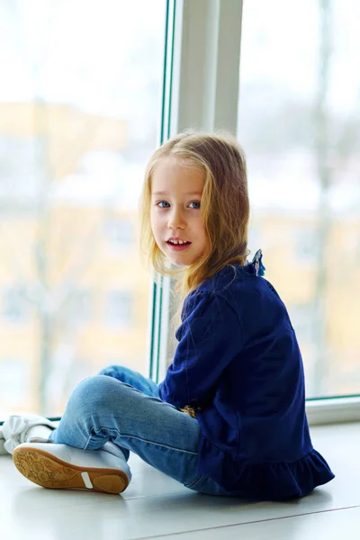 Hermosa Chica Sentada Cerca Ventana Esperando Los Padres Concepto Educación — Foto de Stock