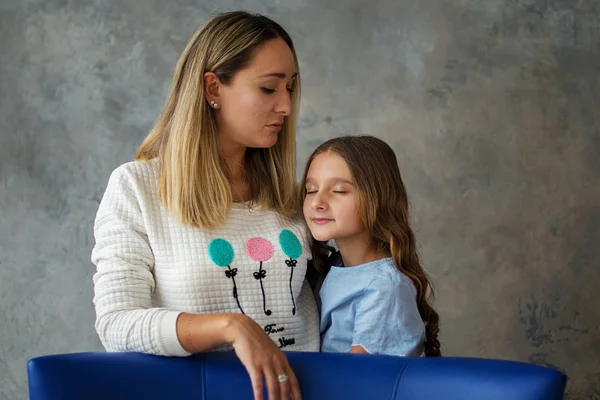 Menina Bonita Com Sua Mãe Encostou Cabeça Contra Ombro Relação — Fotografia de Stock