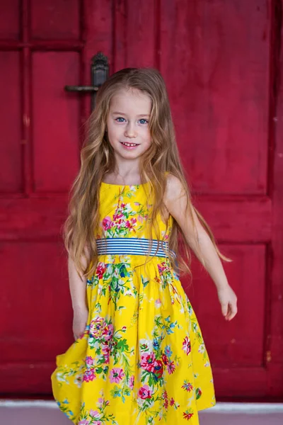 Pequena Menina Bonito Vestido Amarelo Posando Estúdio Roupa Verão Romântico — Fotografia de Stock