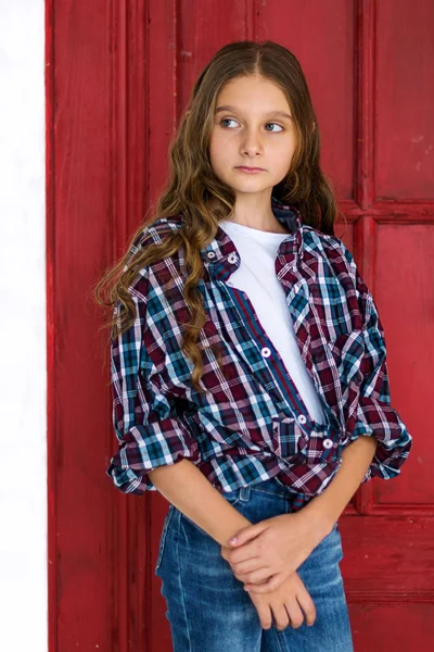 Cute Teen Dziewczyna Jasne Czerwone Tło Koszula Kratę Badania Modelu — Zdjęcie stockowe