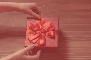 hediye untiechildren'ın elleri hediye kutusu ahşap arka plan, üstten görünüm üzerinde pruvada çöz. gradyan arka planı.