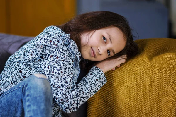 Dospívající Dívka Dlouhými Vlasy Sedět Pohodlné Pohovce Odpočívá Škole Doma — Stock fotografie