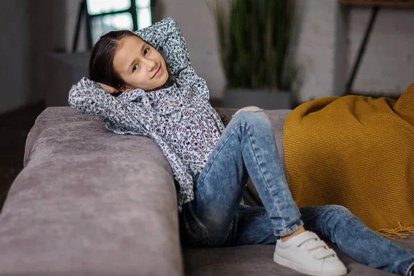 Rustig Meisje Ontspannen Leunt Terug Met Haar Handen Achter Haar — Stockfoto