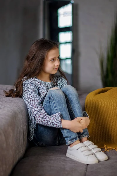 Jonge Kalm Tiener Meisje Met Lang Haar Zittend Een Comfortabele — Stockfoto