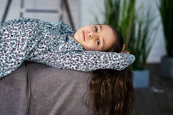 Jong Rustig Tienermeisje Met Lang Haar Liggend Rug Een Comfortabele — Stockfoto