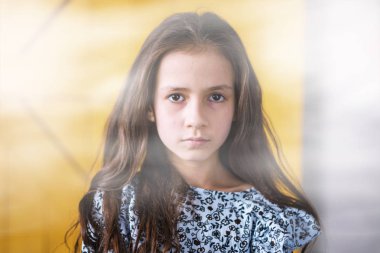 Bir sis içinde genç bir kızın portresi