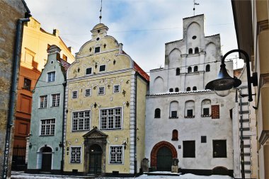 Ünlü Old Riga ortaçağ binalarda. Üç erkek yurdu. Letonya