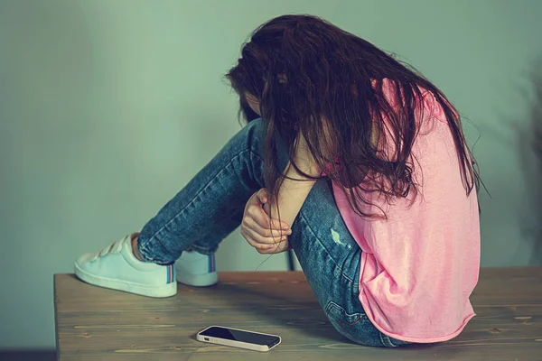 Retrato Uma Menina Triste Sentada Com Joelhos Mesa — Fotografia de Stock