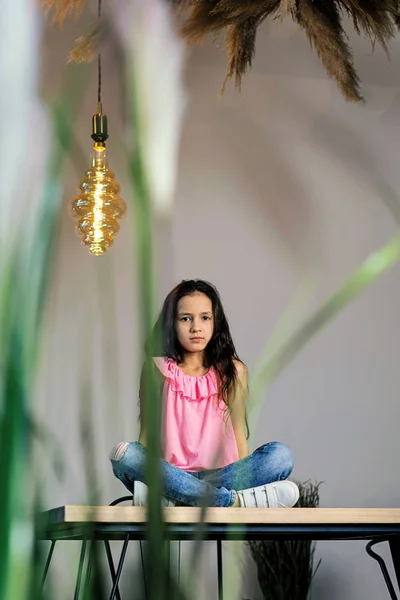 Girl Model Sitting Table Photo Branches — Stock Photo, Image
