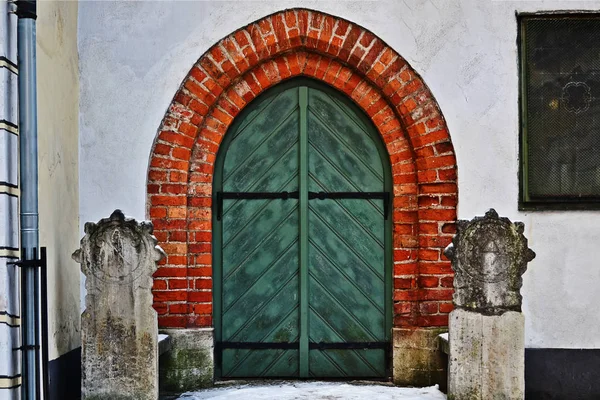古い木製の緑のドア リガの 人の兄弟の家 ラトビア — ストック写真