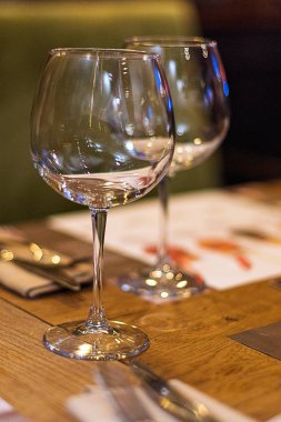 Boş şarap gözlük Restoran ayarında.