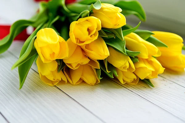 흰색 나무 바탕에 노란색 튤립 꽃의 꽃다발. 봄을 기다리고 있습니다. 행복 한 부활절 카드, 어머니의 날, 3 월 8 일. 평면 위치, 평면도. — 스톡 사진