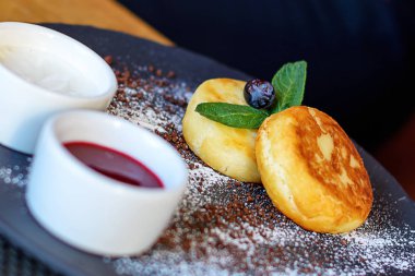 Süzme peynir yaban mersini ve nane ile kahvaltı ve öğle yemeği için krep. Reçel ve ekşi krema.