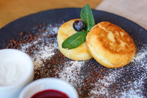 Panquecas de queijo cottage com mirtilo e hortelã para café da manhã ou almoço . — Fotografia de Stock