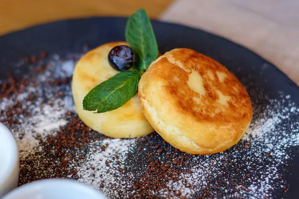 Panquecas de queijo cottage com mirtilo e hortelã para café da manhã ou almoço . — Fotografia de Stock