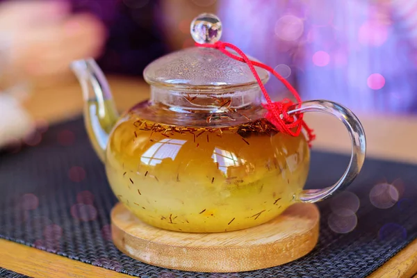 Tee in einer Teekanne mit Sanddorn und Ingwer auf einem Holztablett, selektiver Fokus — Stockfoto