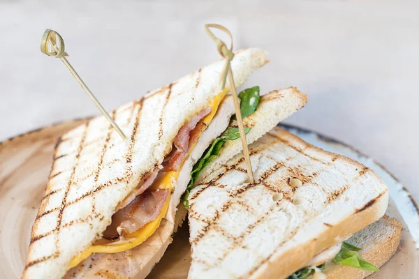 Хам, сир, салат і бутерброд з підсмаженого хліба на тарілці — стокове фото