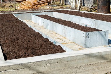 Bahçe veya sebze bahçesinde bir bahçe sera inşaatı. toprak ile yatak vakfı ve çerçeve. Sağlıklı, ev ekolojik beslenme kavramı.