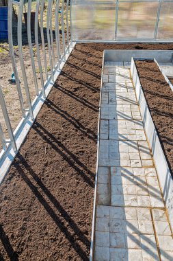 Bahçe veya bahçesinde sera çerçevesi nin kurulumu. Soğuk çerçeveli bahçe serası.