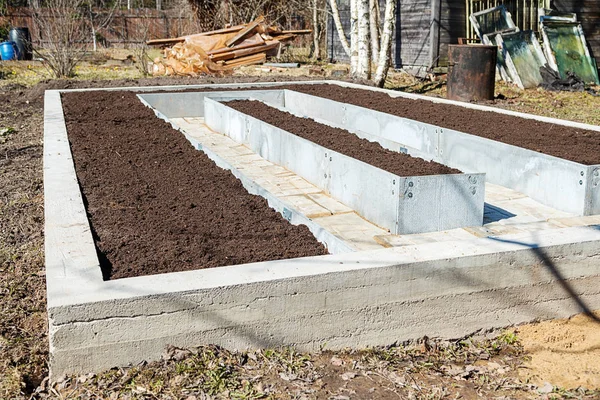 Construction d'une serre de jardin dans le jardin ou potager. la Fondation et le cadre des lits avec la terre. Le concept d'une alimentation saine et écologique à domicile . — Photo