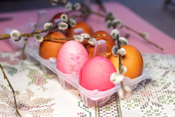 Bemalte Eier für Ostern, rosa, beige, in Zwiebelschalen gemalt. Weide, Frühling, Handtuch mit Ornamenten. Osterferien. — Stockfoto