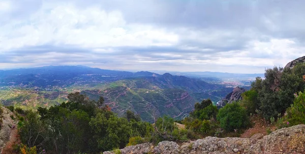 Hermosa vista cerca del monasterio de Montserrat en Cataluña, cerca de Barcelona. Panorama desde la cima de la montaña . —  Fotos de Stock
