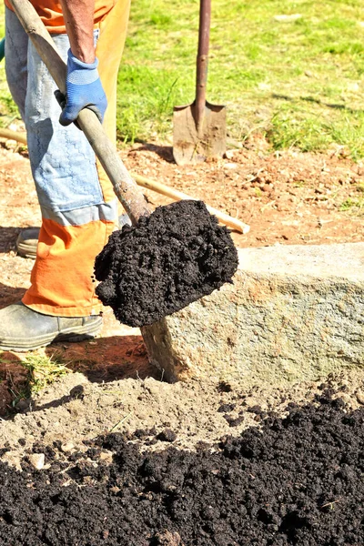 Homem Agricultor Cava Solo Com Uma Jardim Privado Trabalhadores Soltam — Fotografia de Stock