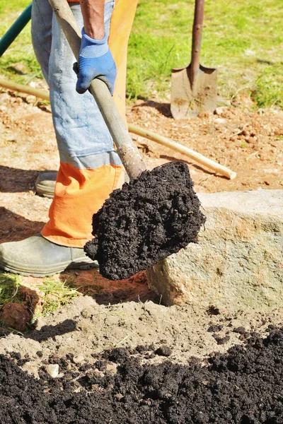 男農家はプライベートガーデンでシャベルで土を掘る 労働者は農場で黒い泥を緩め 農業秋の詳細の概念 シャベルを持った男が掘る準備をしている — ストック写真