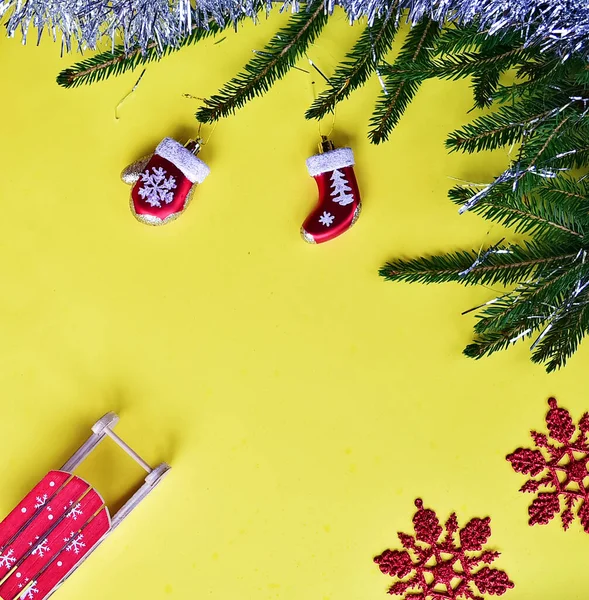 Kerstcompositie Cadeaus Sparren Takken Rode Ornamenten Een Gele Achtergrond Kerstmis — Stockfoto