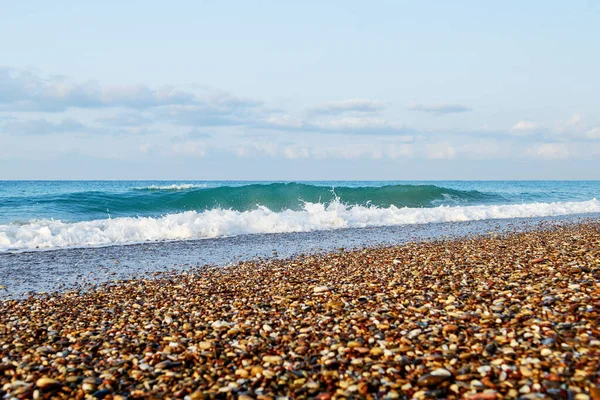 Мягкая Морская Волна Пляже Мелкими Булыжниками Песком — стоковое фото