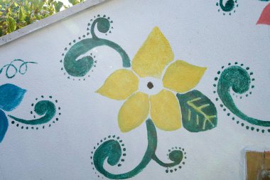 Güney kıyısındaki bir duvarda çiçek resmi