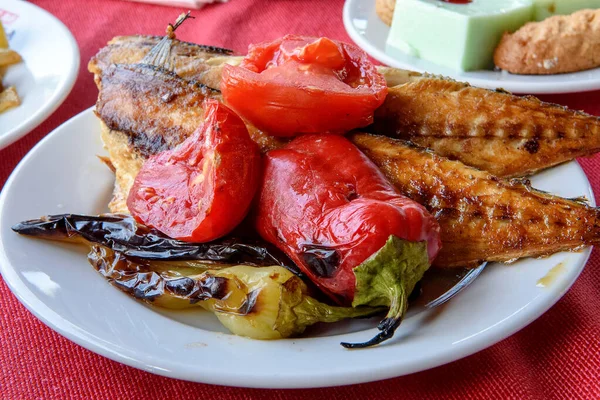 Ψητά Ψάρια Πιάτο Πιπέρι Και Ντομάτες — Φωτογραφία Αρχείου