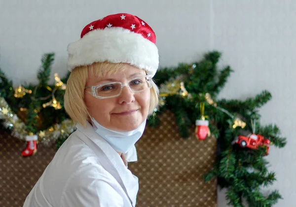 Lächelnde Frau Mittleren Alters Mit Medizinischer Maske Und Weihnachtsmütze Entfernter — Stockfoto