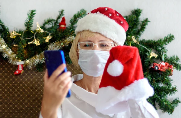 Navidad Felicitaciones Línea Mujer Sonriente Usando Tableta Móvil Para Videollamadas —  Fotos de Stock