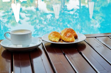 Otelin havuzunda nefis bir kahvaltı.