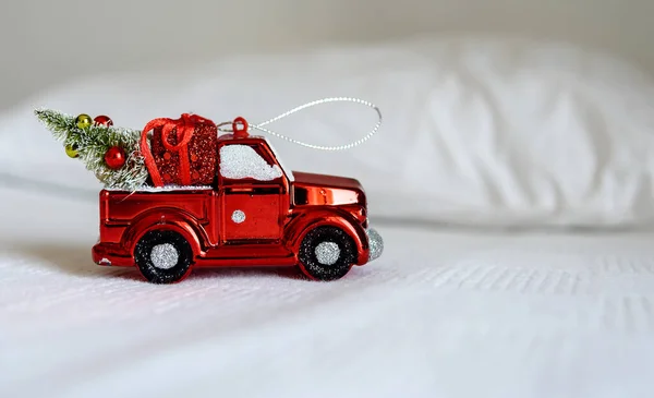 白色床上的圣诞玩具车圣诞快乐 新年快乐 节日快乐 冬季快乐 问候快乐 — 图库照片