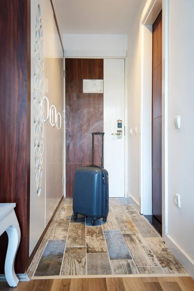 準備されたスーツケース ホテルの部屋のシーン — ストック写真