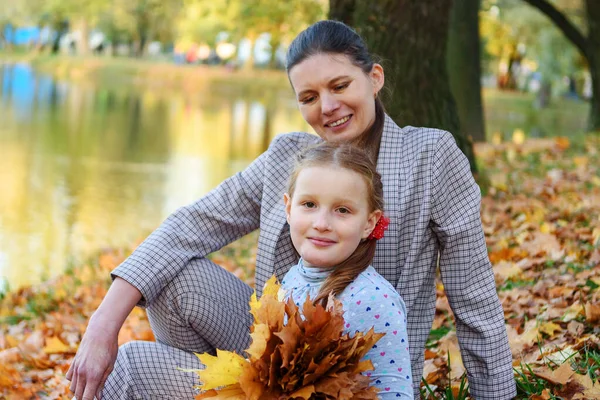 Bonne Mère Fille Amusent Dans Parc Automne — Photo