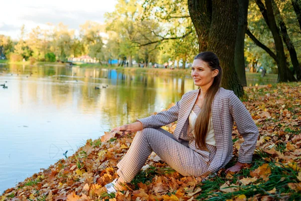 All Aperto Ritratto Colorato Vestita Splendida Autunno Moda Ragazza — Foto Stock