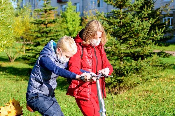 Matka Syn Popředí Podzimního Parku Lékařské Masce Rodiče Učí Své — Stock fotografie