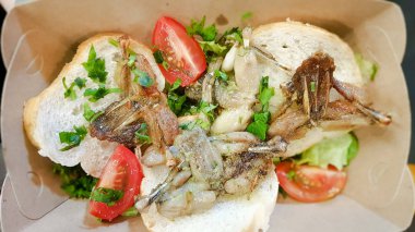 Kamboçya usulü ızgara kurbağa. Restoranda lezzetli egzotik yemekler servis edilir. Sokak yemeği kurbağa bacağı