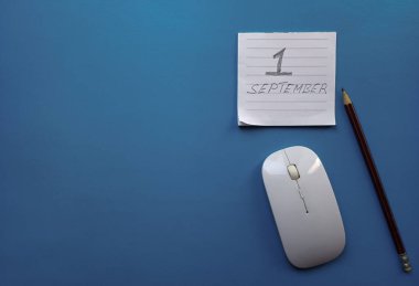 1 Eylül Ayın 1 Günü, okul konseptine geri dönelim. Ilan panosundaki takvim. Sonbahar zamanı. Metin için boş yer.