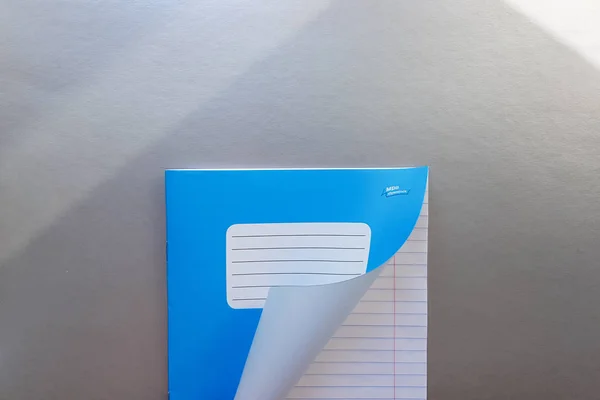 Концепция дизайна - Верхний вид высококачественной мужской руки, листая через лист синей полосы ноутбука. Вид сверху, копировальное пространство, плоская кладка — стоковое фото