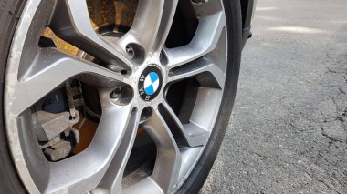 Ukrayna, Kiev - Ağustos 28,2019 Orijinal Bmw alaşım jant kirli ve bir araba yakın çekim lastikleri ile çizik