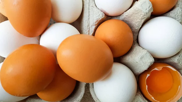 Πολλά λευκά και καφέ αυγά τίθενται τυχαία — Φωτογραφία Αρχείου