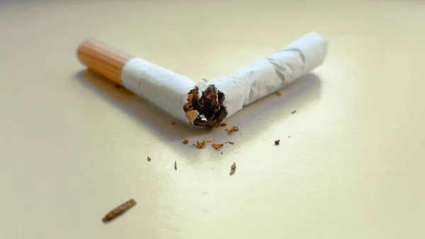 Kaputte Zigarette isoliert auf gelbem Hintergrund. Blick von oben — Stockfoto