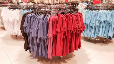 Ukrayna, Kiev - 04 Eylül 2019: Büyük bir giyim mağazası, mankenler ve askıları ile birçok satır, boyutları ve renkleri çeşitli. Kara Cuma, butiklerde ve alışveriş merkezlerinde alışveriş ve satış günü