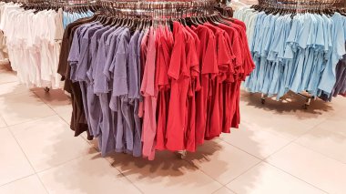 Ukrayna, Kiev - 04 Eylül 2019: Büyük bir giyim mağazası, mankenler ve askıları ile birçok satır, boyutları ve renkleri çeşitli. Kara Cuma, butiklerde ve alışveriş merkezlerinde alışveriş ve satış günü